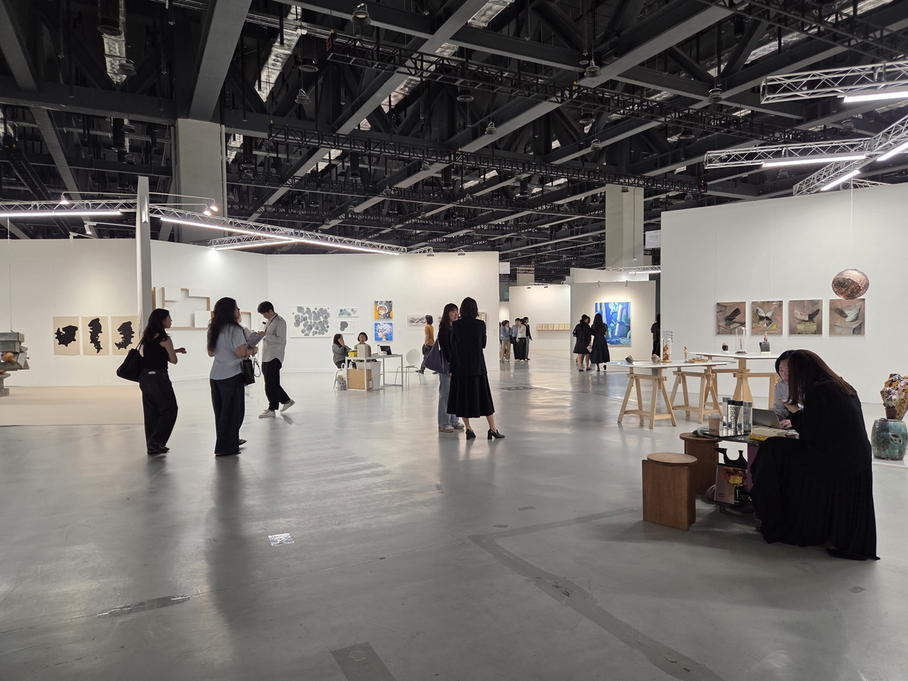 View of the first-ever Hive Art Fair at Coex Magok in Seoul on May 23 (Park Yuna/The Korea Herald)