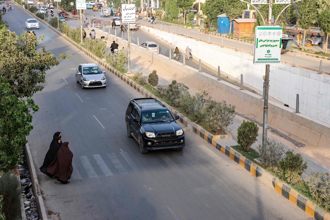 Afghan women walk across a street in Herat, Afghanistan, Monday. (AFP-Yonhap)