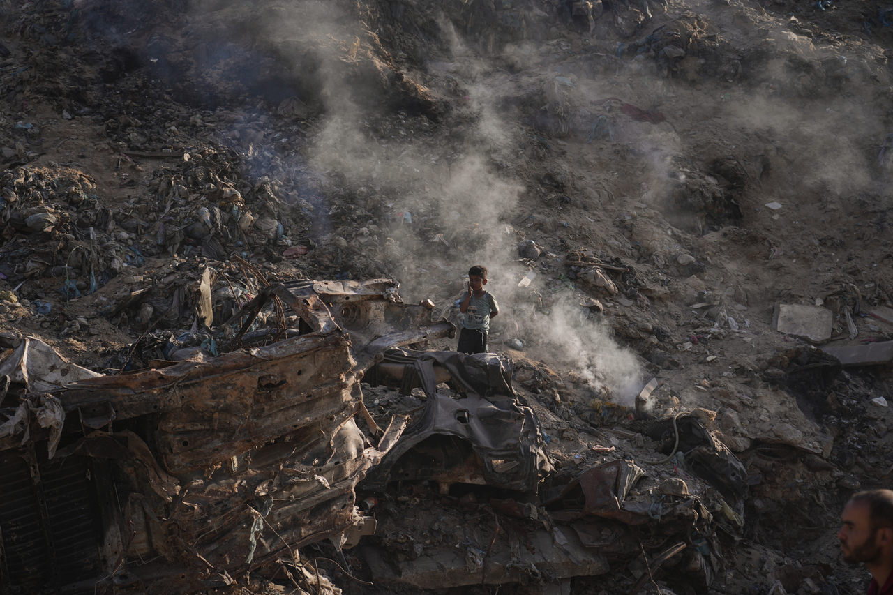 A child searches for plastic at a landfill in Gaza City, Monday. (AP-Yonhap)