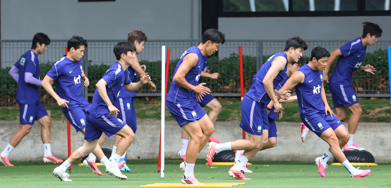 South Korean players take part in a training session at Chivas Verde Valle in Zapopan, Mexico, Monday.    (Yonhap)