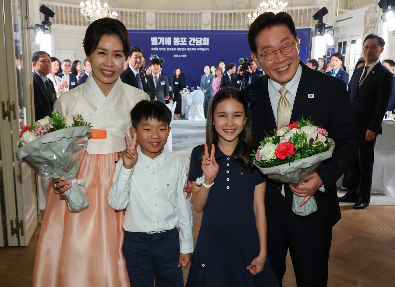 President Lee Jae Myung and first lady Kim Hye Kyung pose for a photo with  children during a dinner meeting with the Korean community in Belgium at a hotel in Brussels, on June 9, 2026 (local time). (Yonhap)