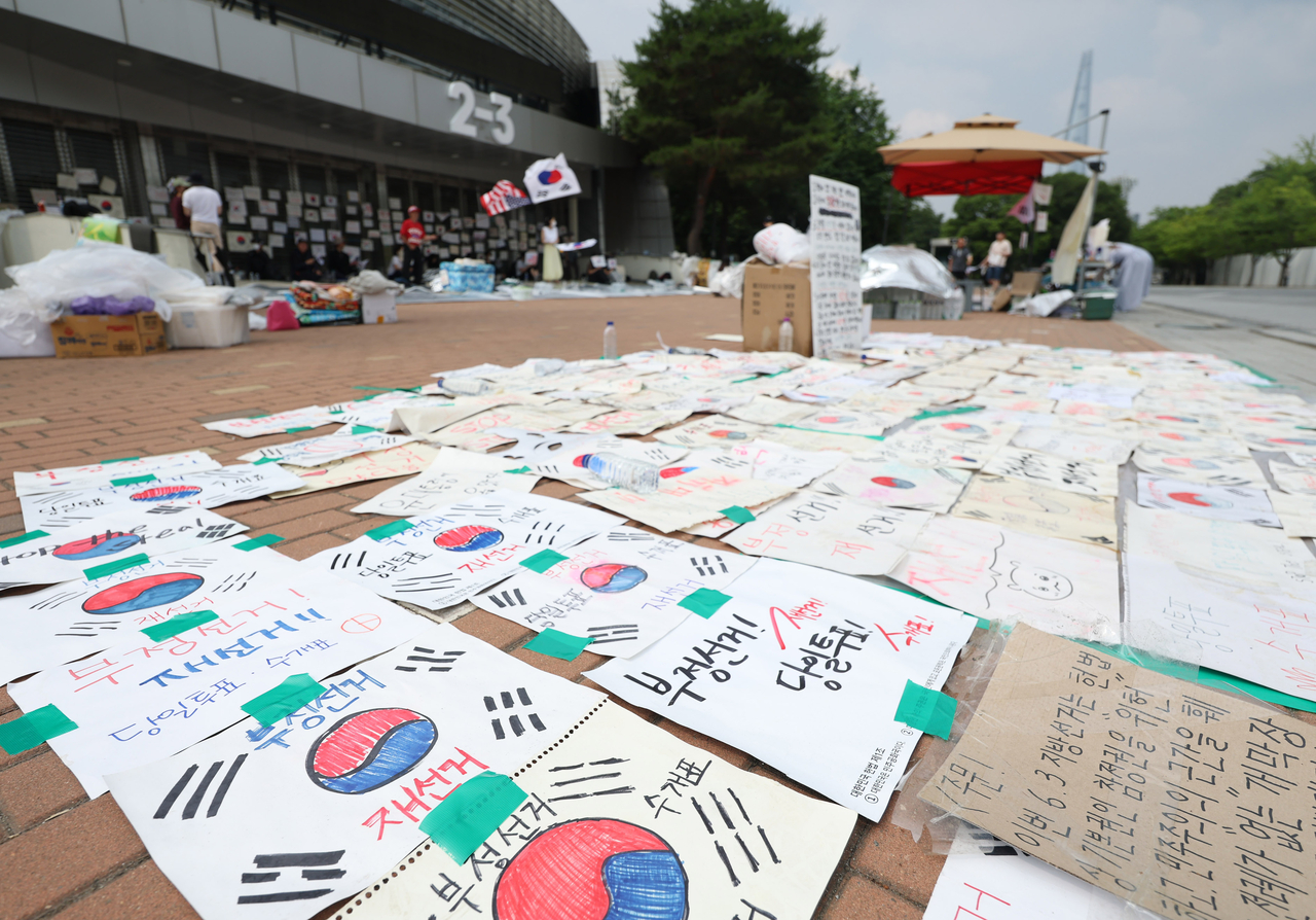 Messages calling for a revote are placed outside the Olympic Handball Gymnasium in Songpa-gu, Seoul, Wednesday. (Yonhap)