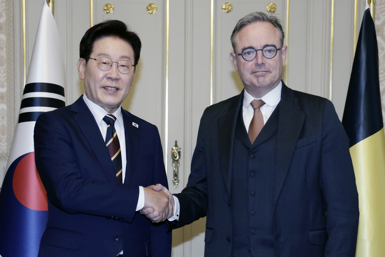 President Lee Jae Myung (left) and Belgium's Prime Minister Bart De Wever shake hands during their summit in Brussels on Wednesday. (Yonhap)