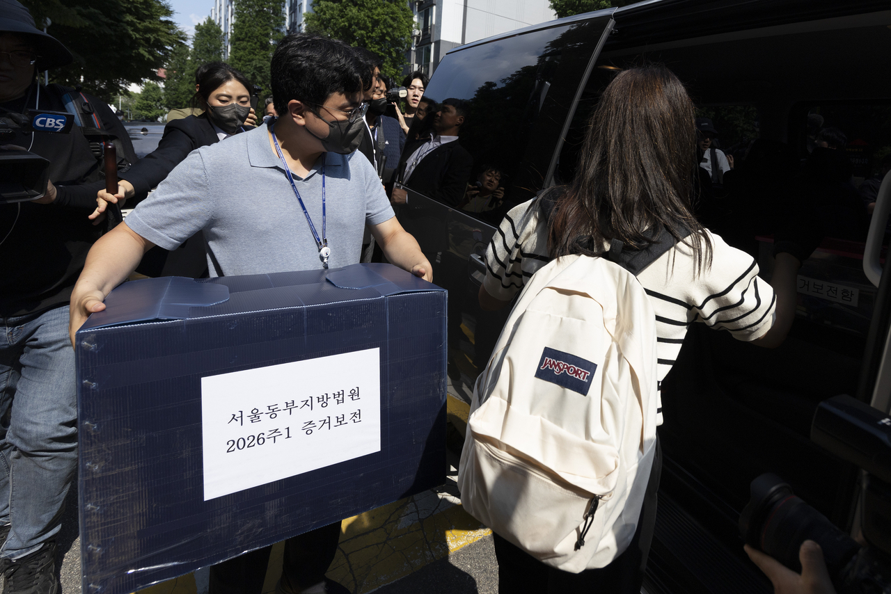 Court officials collect evidence Wednesday at the second polling station in Jamsil 7-dong, southern Seoul, after a court ordered the preservation of evidence related to a ballot shortage during the June 3 local elections. (Yonhap)