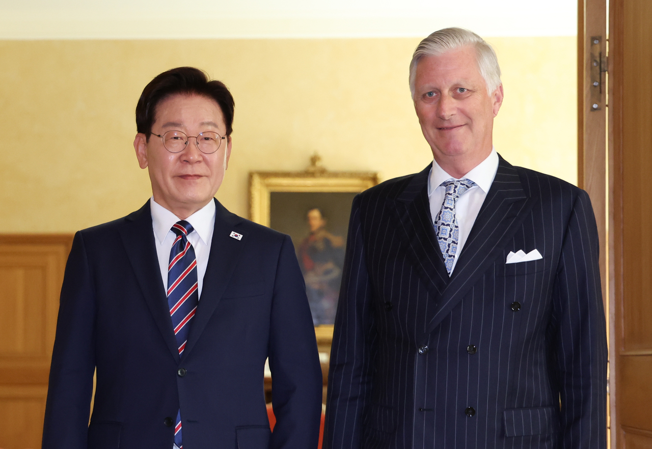 President Lee Jae Myung (left) and King Philippe of Belgium pause for a photo during their meeting in Brussels on Wednesday. (Yonhap)