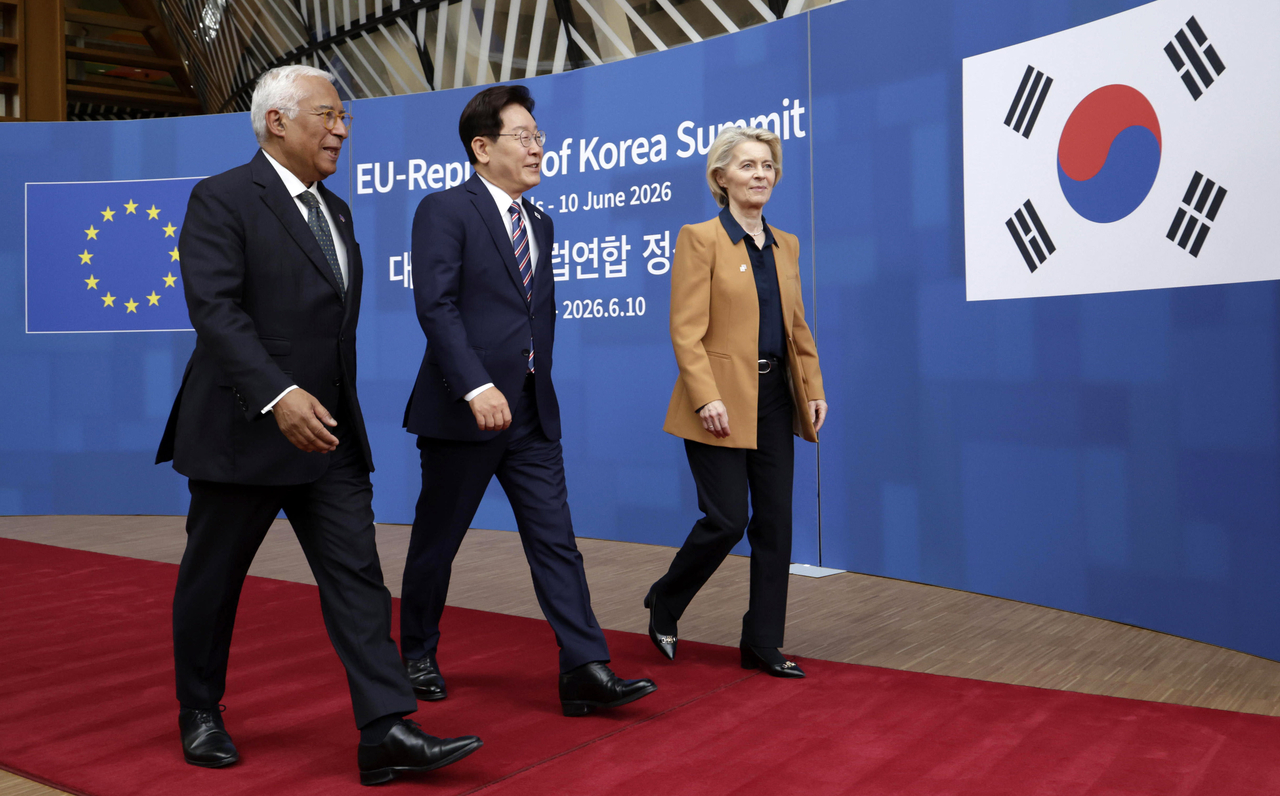 President Lee Jae Myung (second from left) was seen walking side by side with European Council President Antonio Costa (left) and European Commission President Ursula von der Leyen at the EU headquarters in Brussels, Belgium on Wednesday. (Yonhap)