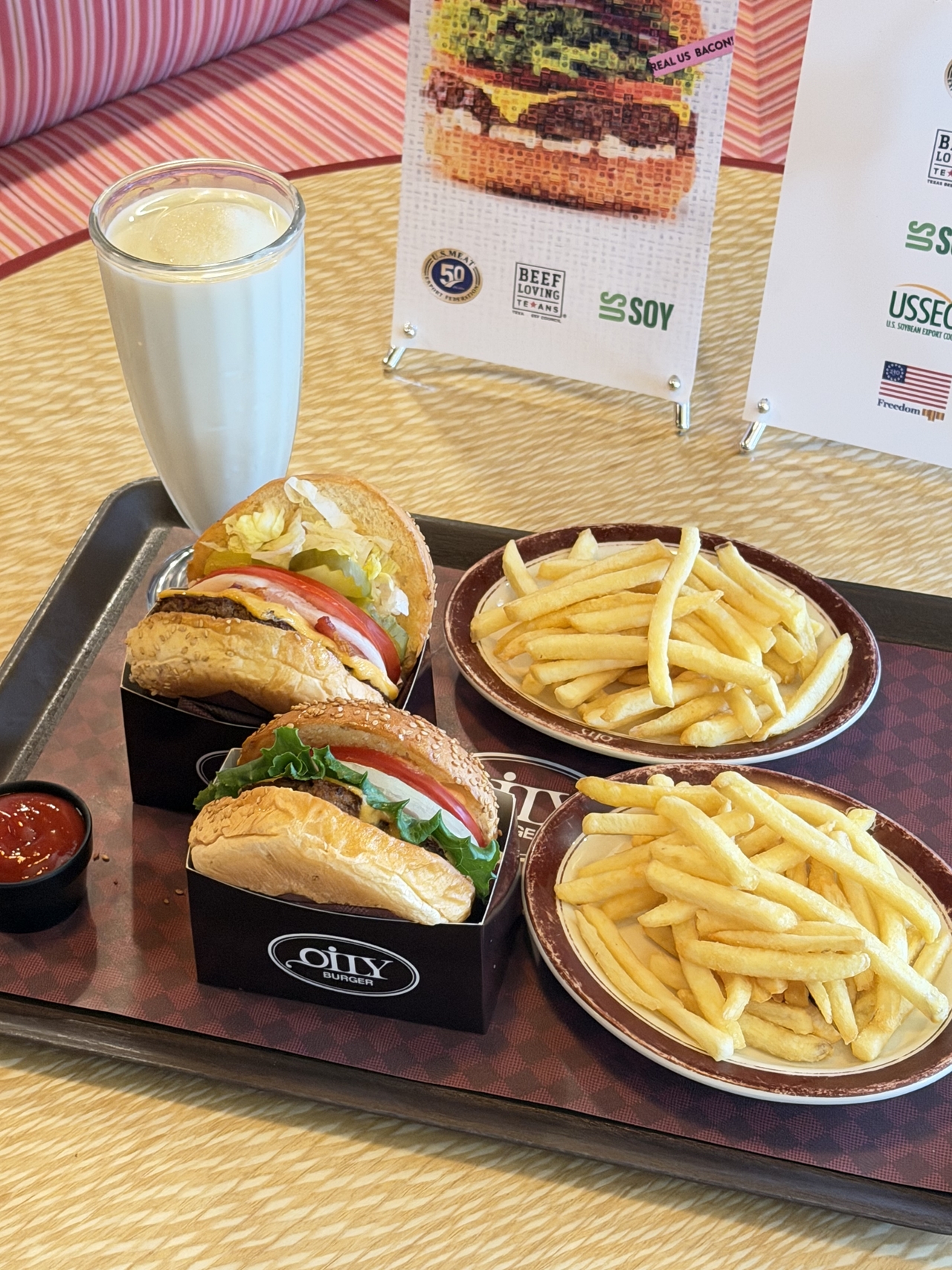 Oily Burger's new Bacon Cheese Burger (left) and signature Oily Burger (Hong Yoo/The Korea Herald)