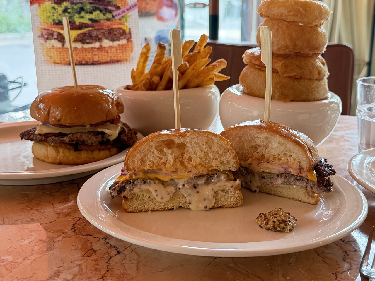 Lil Burger's Jalapeno Cumin Burger (left) and signature Cheese Burger (right) (Hong Yoo/The Korea Herald)