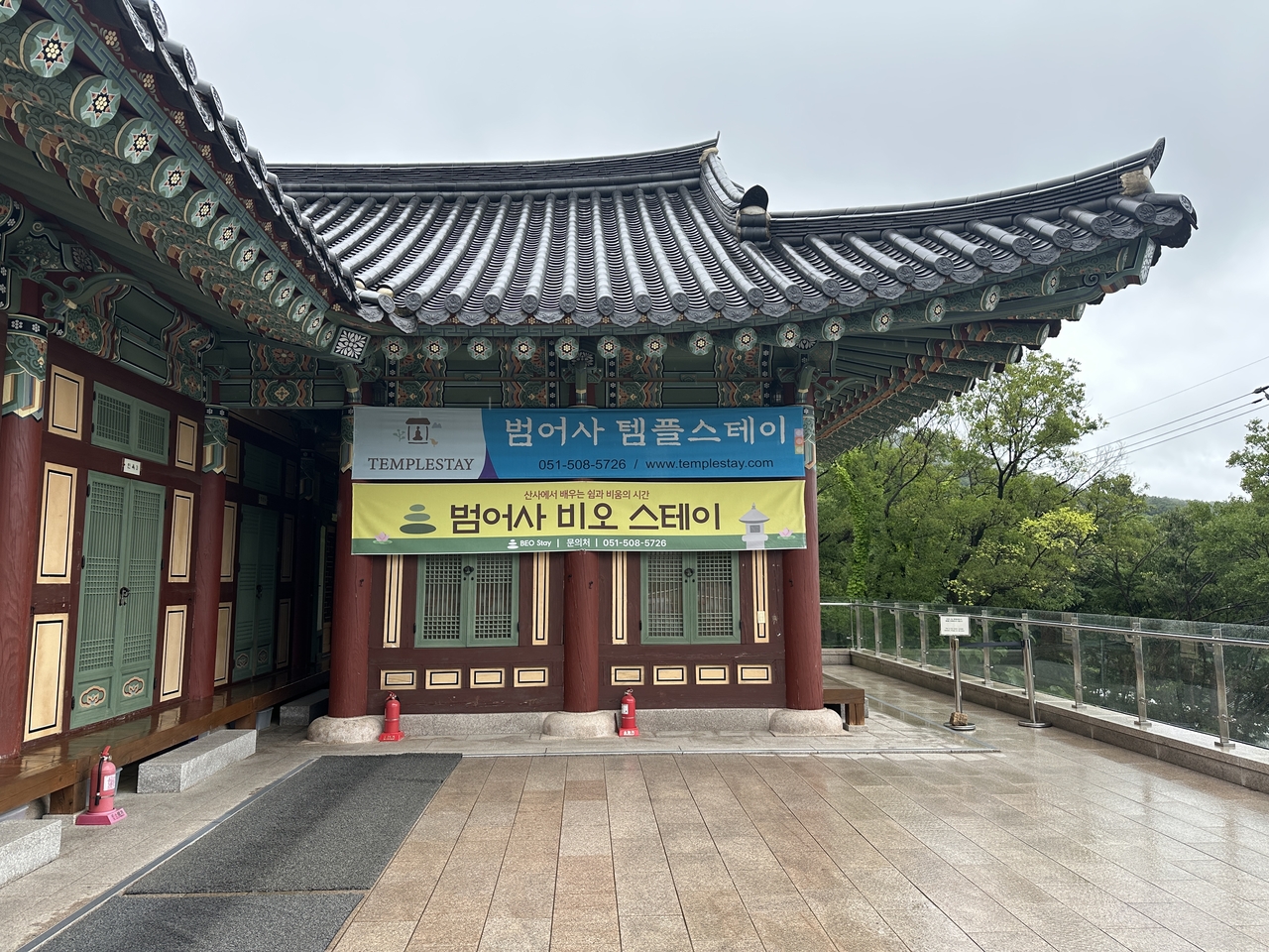 Beomeosa Templestay, about a 40-minute drive from Busan Asiad Main Stadium, is offering free accommodations to international concertgoers. The temple's proposal helped inspire a citywide initiative to provide visitors with free or reasonably priced lodging amid controversy over soaring accommodation costs. (Tammy Park/The Korea Herald)