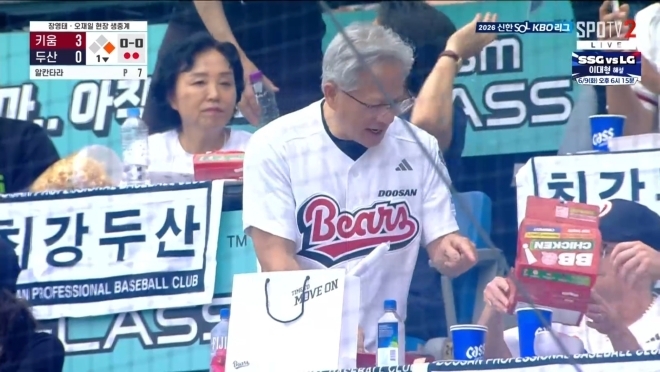 젠슨 황 엔비디아 CEO가 서울 잠실야구장에서 BBQ치킨을 먹고 있다. [중계화면 캡처]