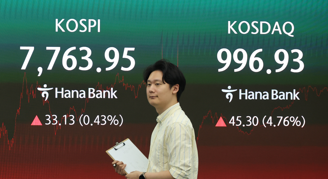 An electronic board showing the Korea Composite Stock Price Index at a dealing room of the Hana Bank headquarters in Seoul on Thursday. (Yonhap)