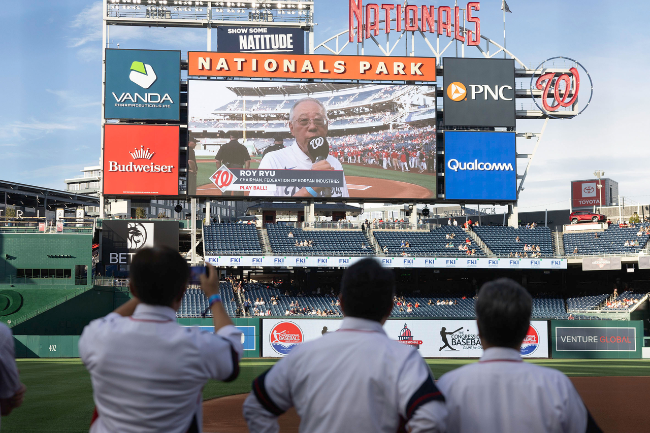 Ryu Jin, chairman of the Federation of Korean Industries, delivers opening remarks at the Congressional Baseball Game at Nationals Park in Washington on Wednesday. (FKI)