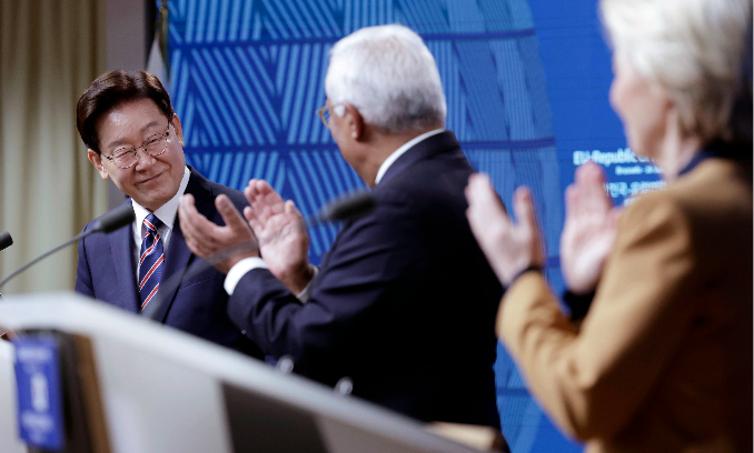 President Lee Jae Myung (left) takes part in a joint press conference with  European Council President Antonio Costa (second from left) and European Commission President Ursula von der Leyen at the Council of the European Union on Wednesday. (Yonhap)