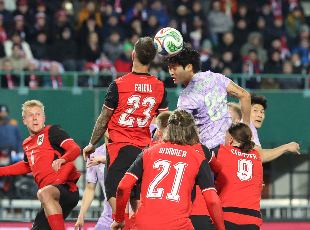 Kim Tae-hyeon of South Korea (R) heads the ball during a friendly football match against Austria at Ernst-Happel-Stadion in Vienna, in this March 31, file photo. (Yonhap)