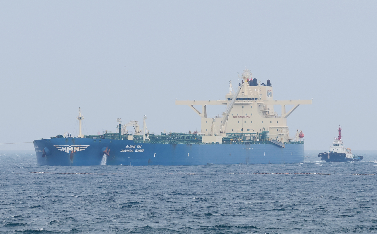 Universal Winner, a very large crude carrier operated by South Korean shipper HMM, nears a port in the southeastern city of Ulsan on June 10, 2026. (Yonhap)