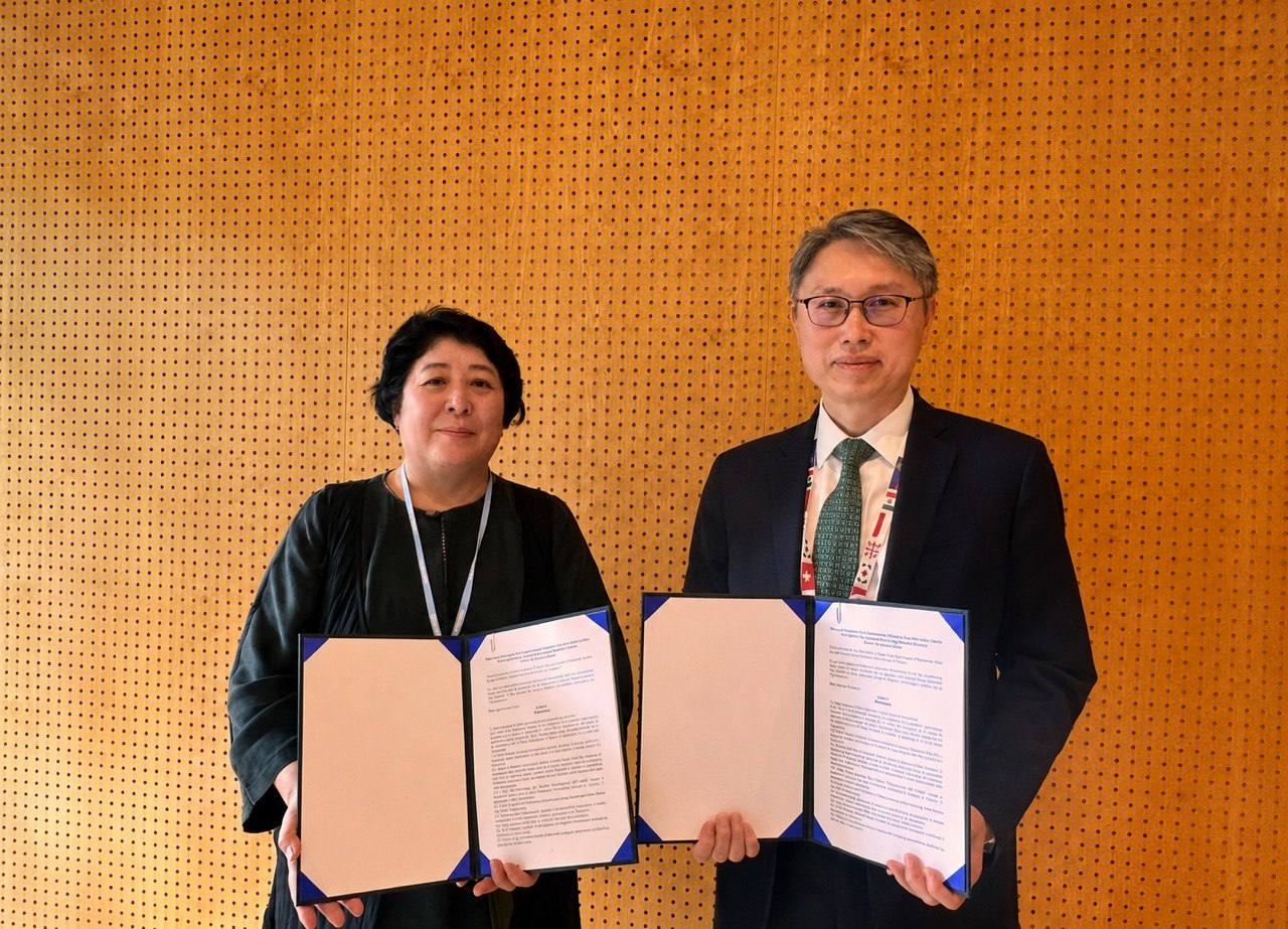 Kyun Jong-ho (right), South Korea's ambassador for climate change, and Dinara Kemelova, the Kyrgyzstani president's special representative for the Mountain Agenda, pose for a photo during the first Korea-Kyrgyzstan Joint Committee on Climate Change Cooperation meeting in Bonn, Germany, Wednesday. (Foreign Ministry)