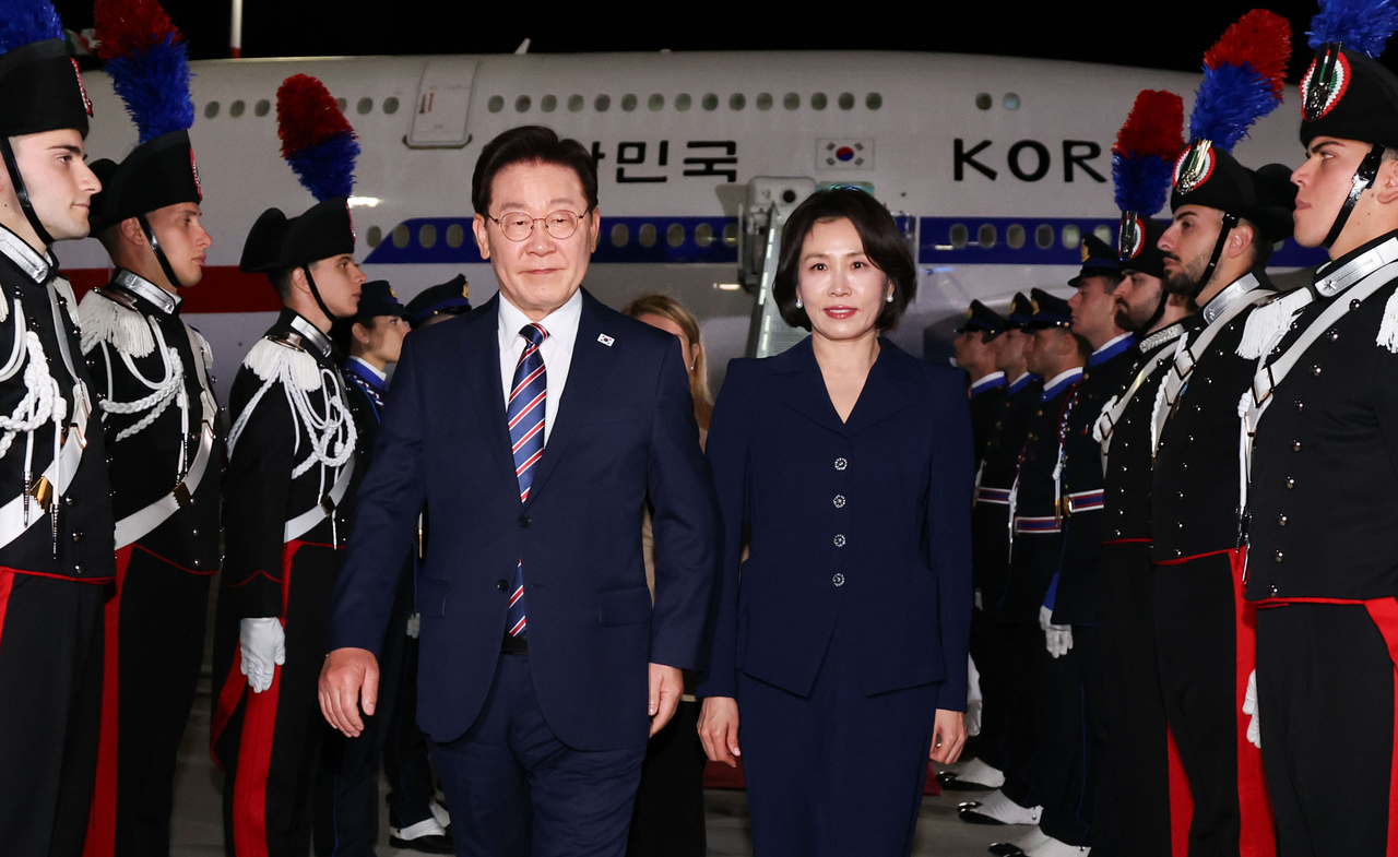 President Lee Jae Myung (front left) and his wife Kim Hea Kyung (front right) arrive at Fiumicino Leonardo da Vinci Airport in Rome, Wednesday. (Newsis)