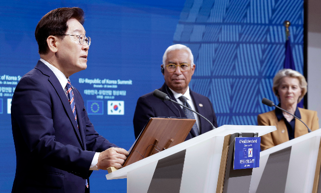 President Lee Jae Myung (left) takes part in a joint press conference with  European Council President Antonio Costa (second from left) and European Commission President Ursula von der Leyen at the Council of the European Union on Wednesday. (Yonhap)