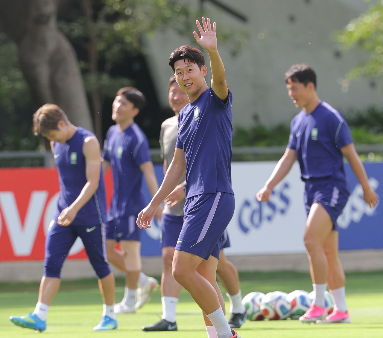 South Korea captain Son Heung-min waves during a training session held at Chivas Verde Valle in Zapopan, Mexico, Wednesday. (Yonhap)