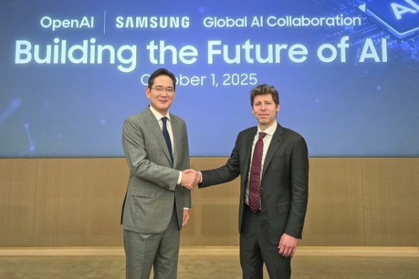 This file photo shows Samsung Electronics Co. Chairman Lee Jae-yong (L) and OpenAI Chief Executive Officer Sam Altman shaking hands in Seoul on Oct. 1, 2025. (Samsung SDS Co.)
