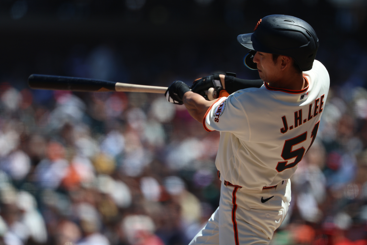 Lee Jung-hoo of the San Francisco Giants hits a single against the Washington Nationals, at Oracle Park in San Francisco, Wednesday.    (Yonhap)