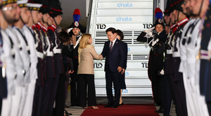 Lee arrives in Italy for talks with Italian president, PM