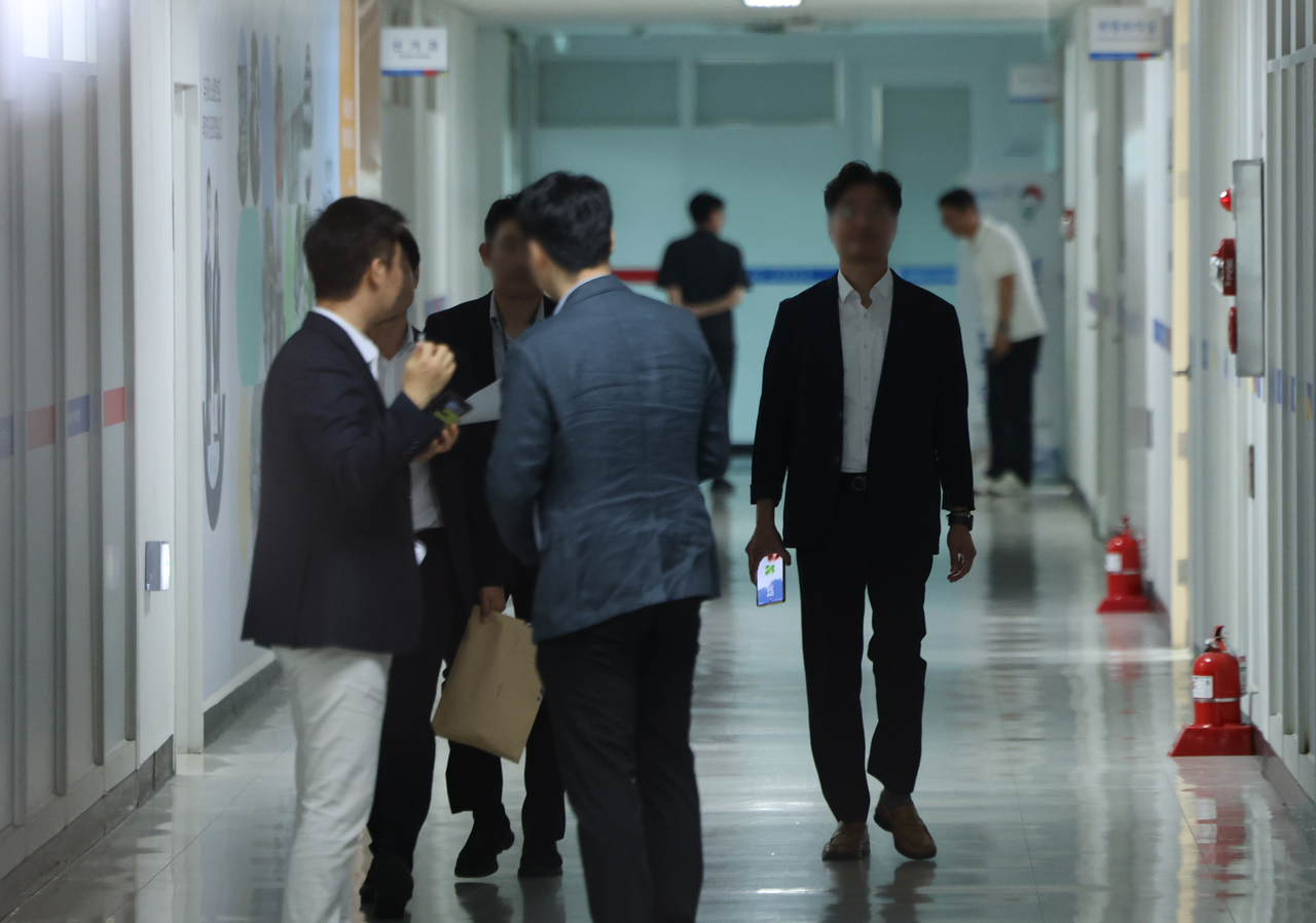 Officials are seen at the Seoul Metropolitan Election Commission in Seoul’s Jongno-gu during a search and seizure operation conducted by a joint prosecution-police investigation team Thursday. (Yonhap)