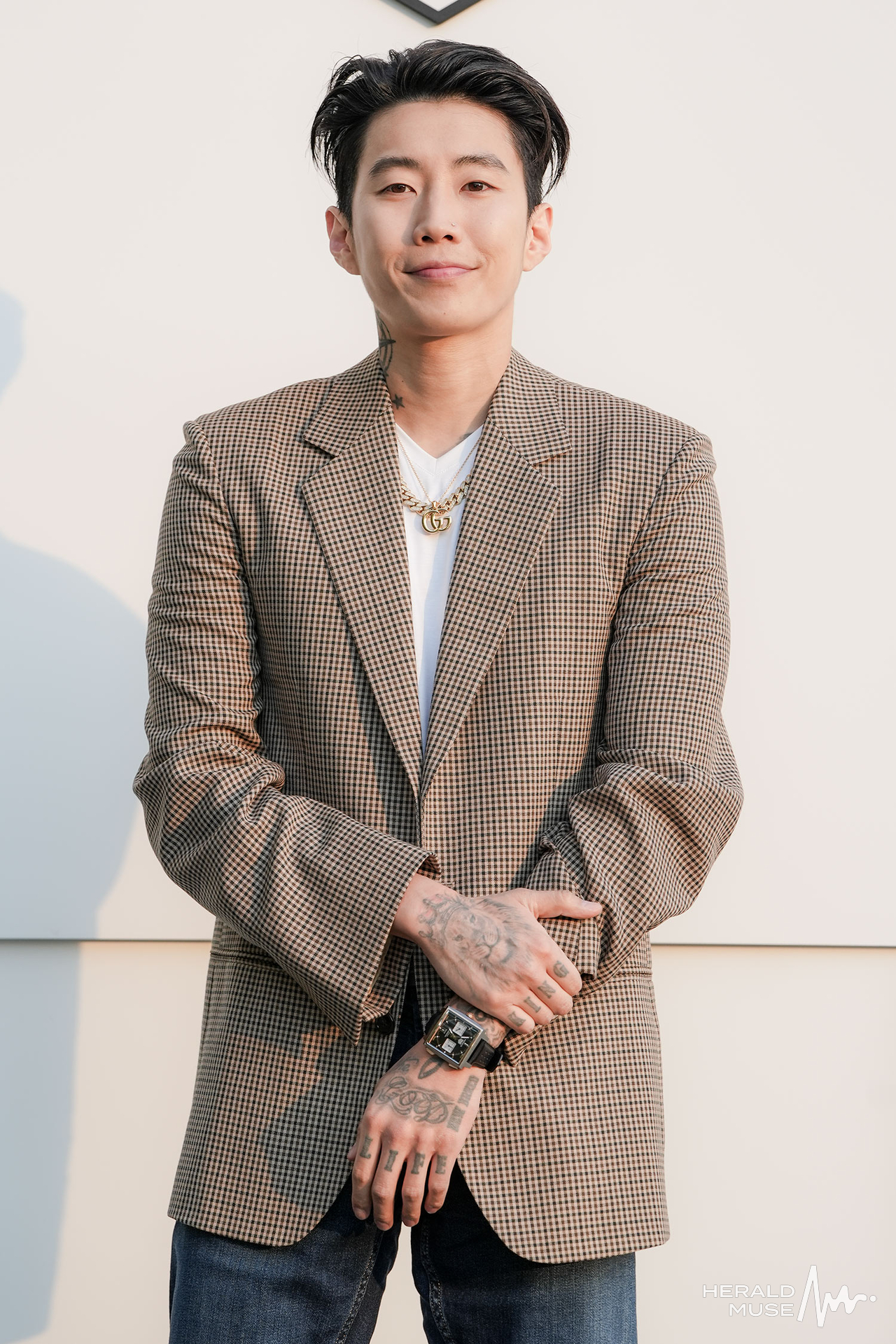 [헤럴드뮤즈=민경빈 기자] 가수 박재범이 11일 오후 서울 종로구 평창동 도암갤러리에서 열린 스위스 럭셔리 워치 브랜드 ‘태그호이어, MONACO: THE ICON’ 포토콜 행사에 참석해 포즈를 취하고 있다.