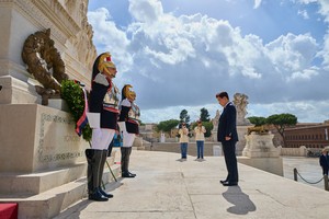 Lee honors Italy's fallen soldiers