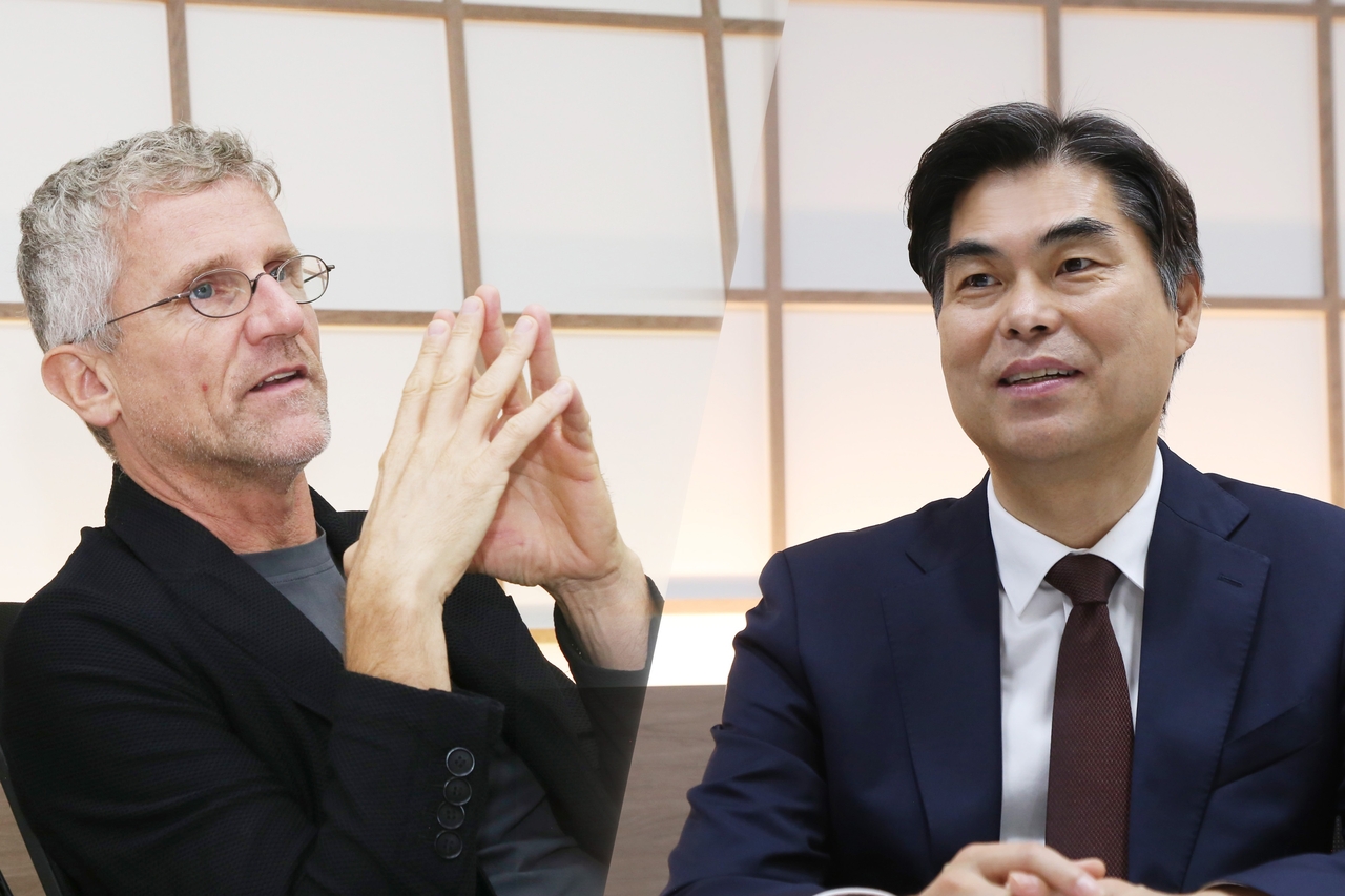 Carlo Ratti (left), director of the MIT Senseable City Lab, and Seoul AI Foundation Chair Kim Man-gi speak during their special dialogue Thursday. (Seoul AI Foundation)