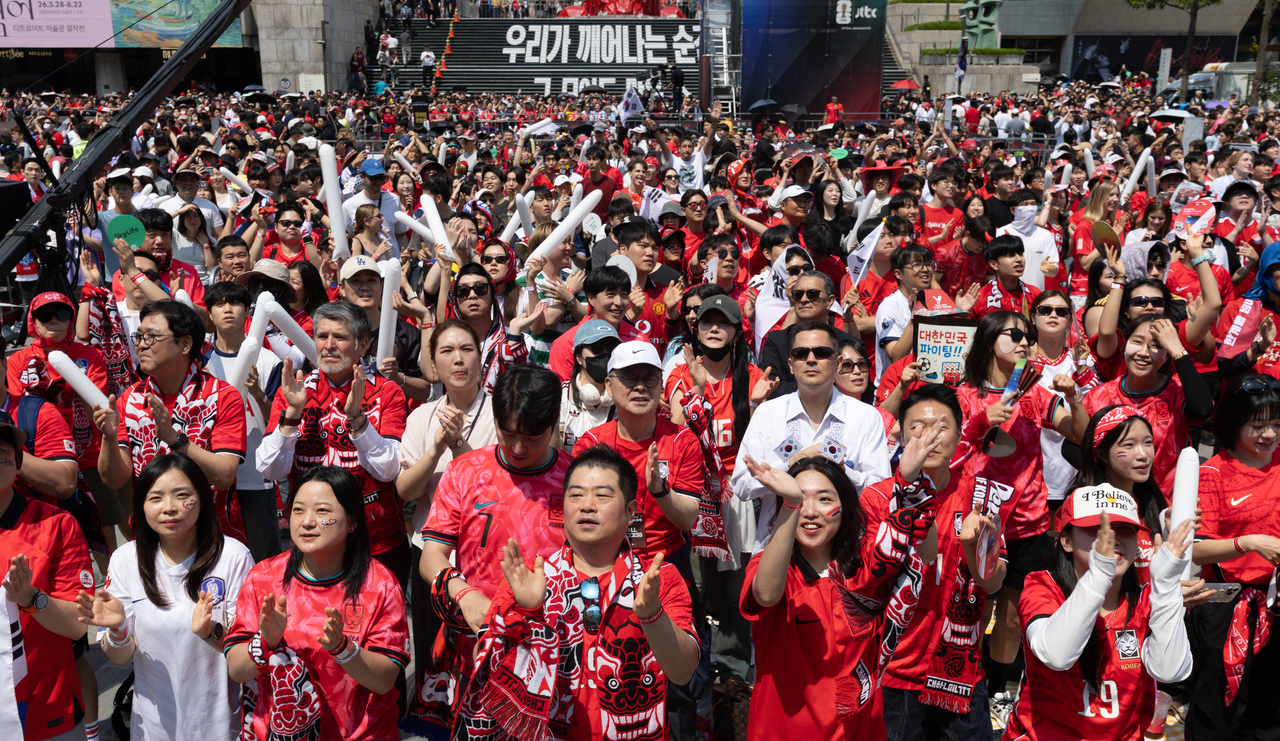 Citizens fill up Gwanghwamun Square, Friday, rooting for Team Korea for the 2026 World Cup. (Yoon Chang-bin/The Korea Herald)