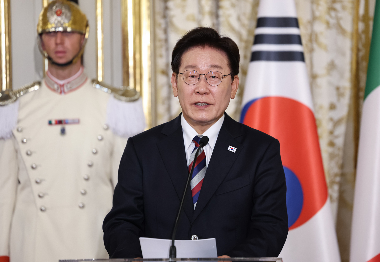 South Korean President Lee Jae Myung speaks at a joint press conference  with Italian President Sergio Mattarella (not pictured), following their summit at the presidential palace in Rome on Thursday. (Yonhap)