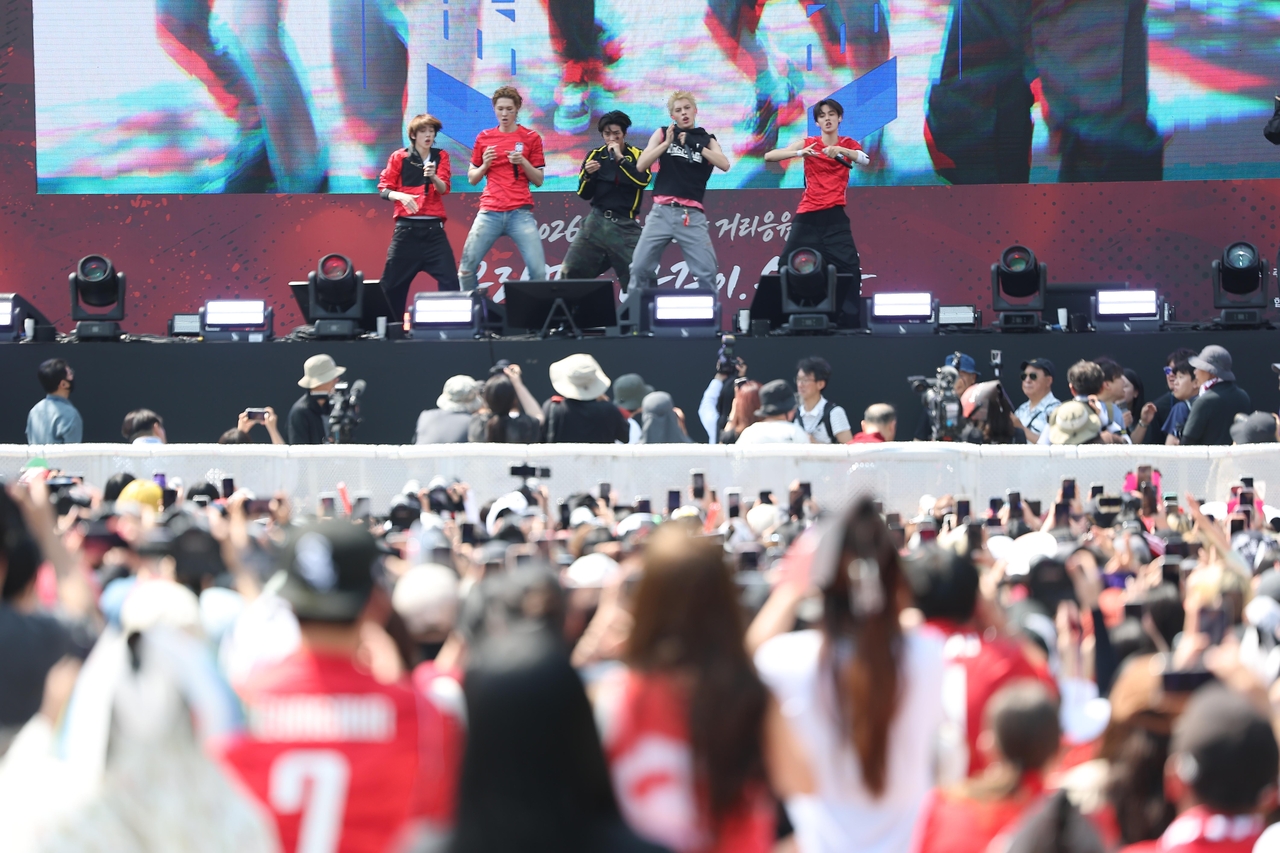 Football fans watch K-pop group Cortis' performance at Gwanghwamun Square in central Seoul before cheering for South Korea's national football team ahead of their match against Czechia starting at 11 a.m. on Friday. (Yonhap)