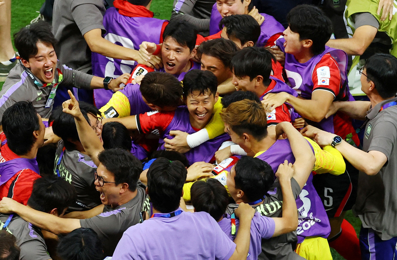 South Korea celebrates after winning its World Cup opener against the Czech Republic. (Reuters-Yonhap)