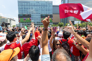 KT brings fans together at Gwanghwamun to cheer for Team Korea at the World Cup