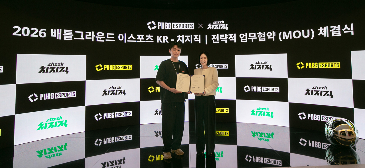 Park Soo-yong (left), head of PUBG Esports at Krafton, and Shin Seul-gi, game content partnership leader at Naver, pose for a photo after signing a strategic partnership agreement to expand the PUBG: Battlegrounds esports content ecosystem. (Naver)