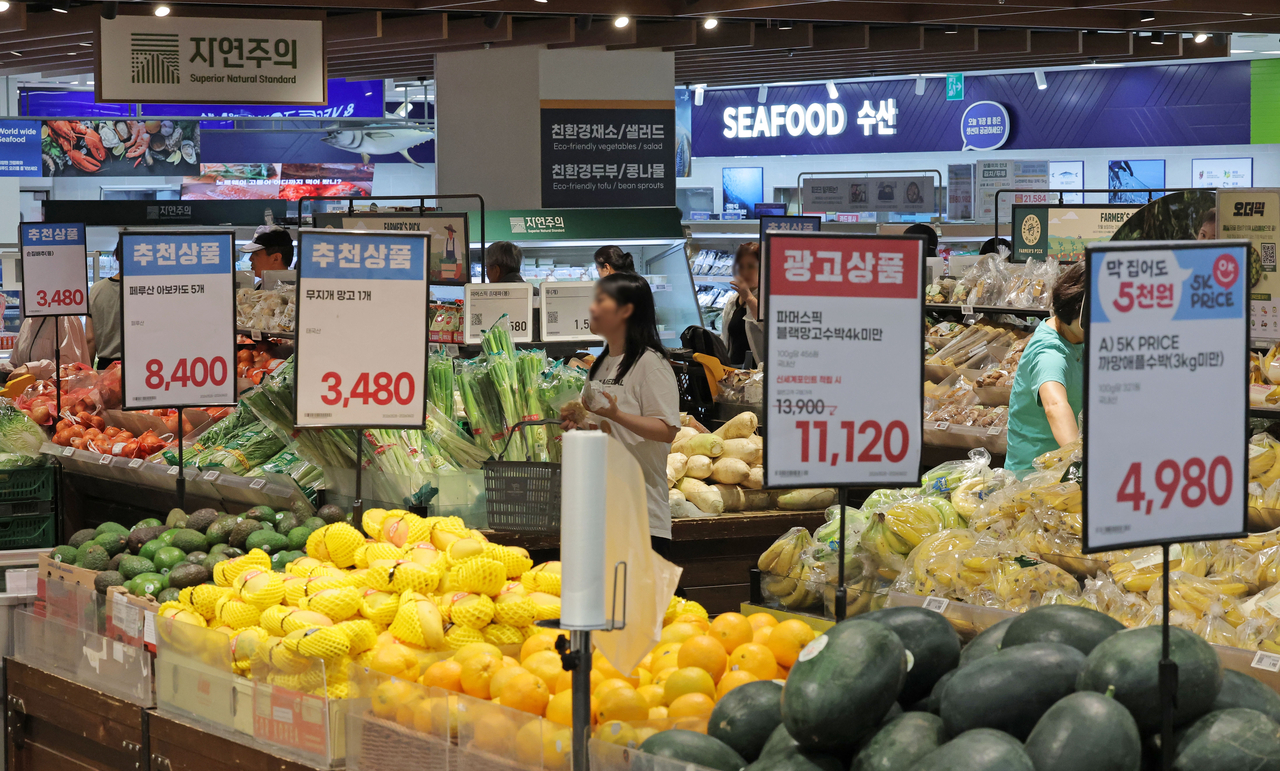 Shoppers purchase groceries at a supermarket in Seoul in this May 28, 2026, file photo. (Yonhap)