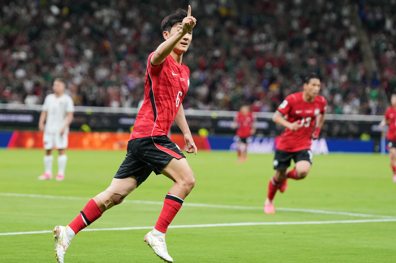 Hwang In-beom celebrates after scoring his team's first goal during the World Cup. (AP-Yonhap)