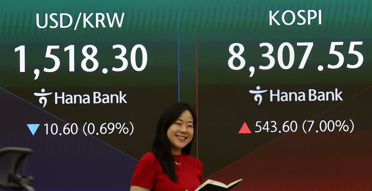An electronic board showing the Korea Composite Stock Price Index at a dealing room of the Hana Bank headquarters in Seoul on Friday. (Yonhap)