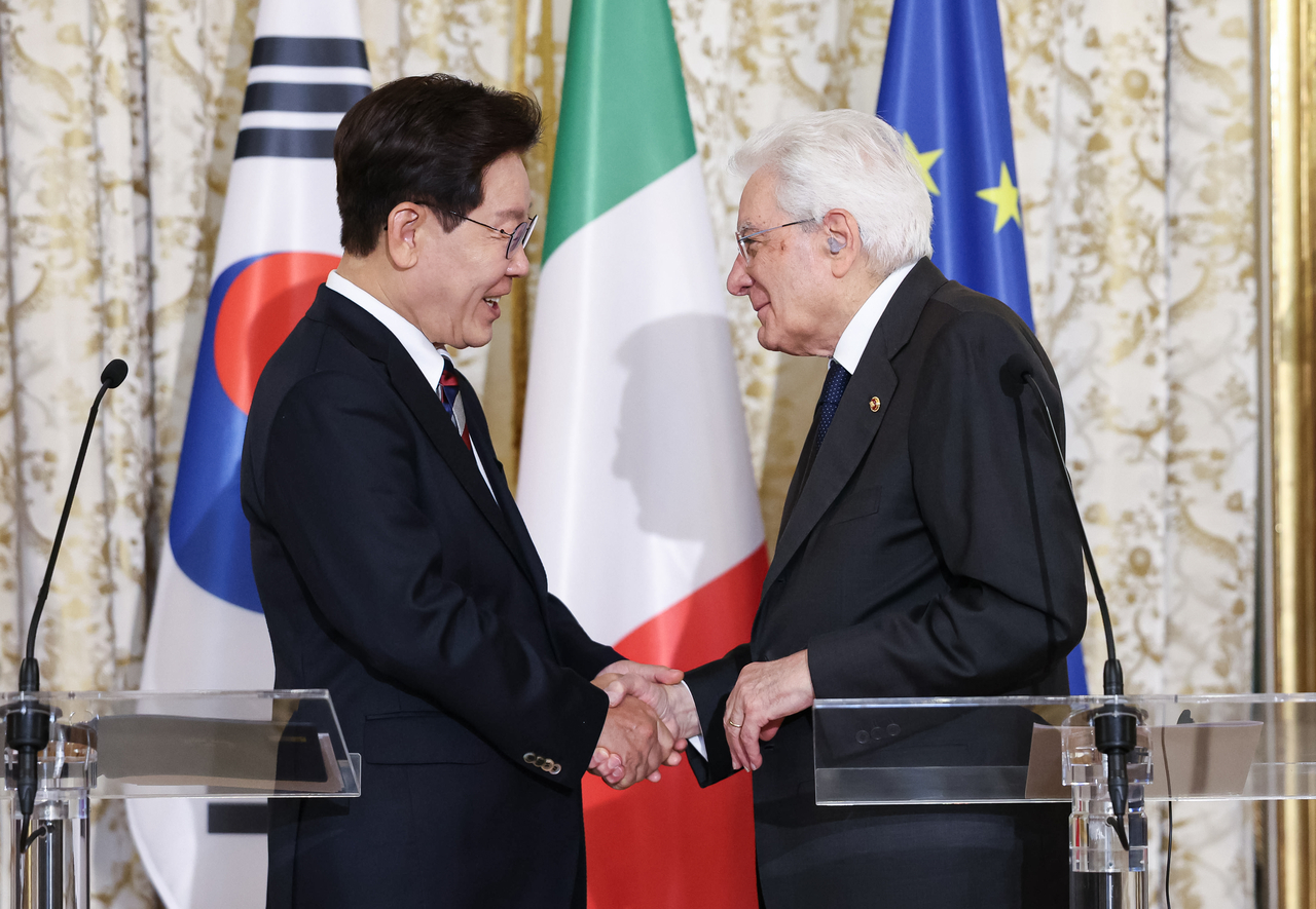 South Korean President Lee Jae Myung (L) and Italian President Sergio Mattarella shake hands during their joint press announcement at Quirinal Palace in Rome on Thursday. (Yonhap)