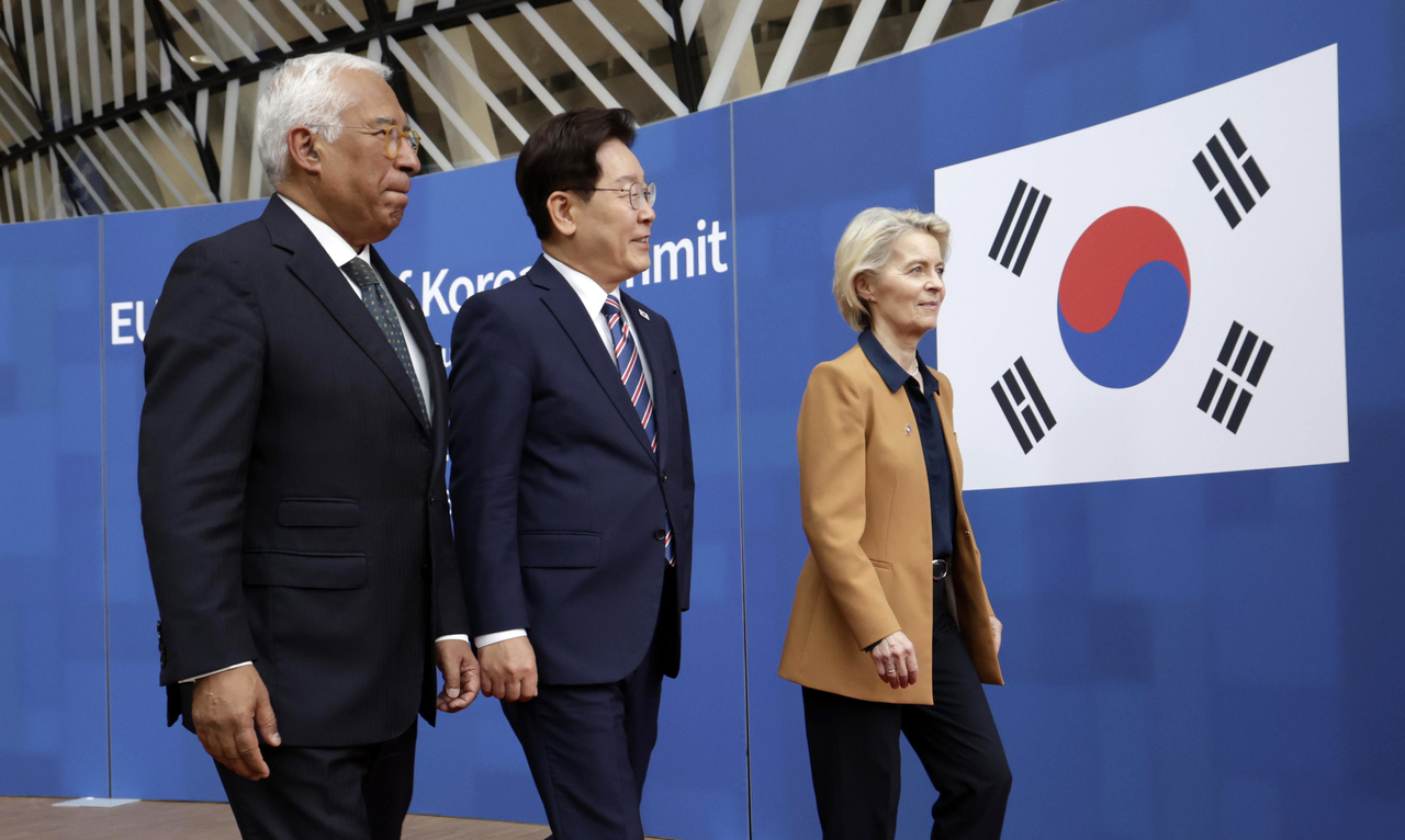 South Korean President Lee Jae-myung walks with European Council President Antonio Costa and European Commission President Ursula von der Leyen during a welcome ceremony at the European Council headquarters in Brussels on Wednesday. (Yonhap)