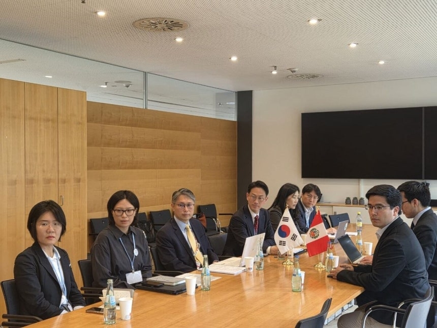 Participants of the first Korea-Peru Joint Committee on Climate Change Cooperation are photographed during a meeting held in Bonn, Germany, on June 11 on the sidelines of the 64th sessions of the subsidiary bodies of the UN Framework Convention on Climate Change (SB64). (Ministry of Foreign Affairs)