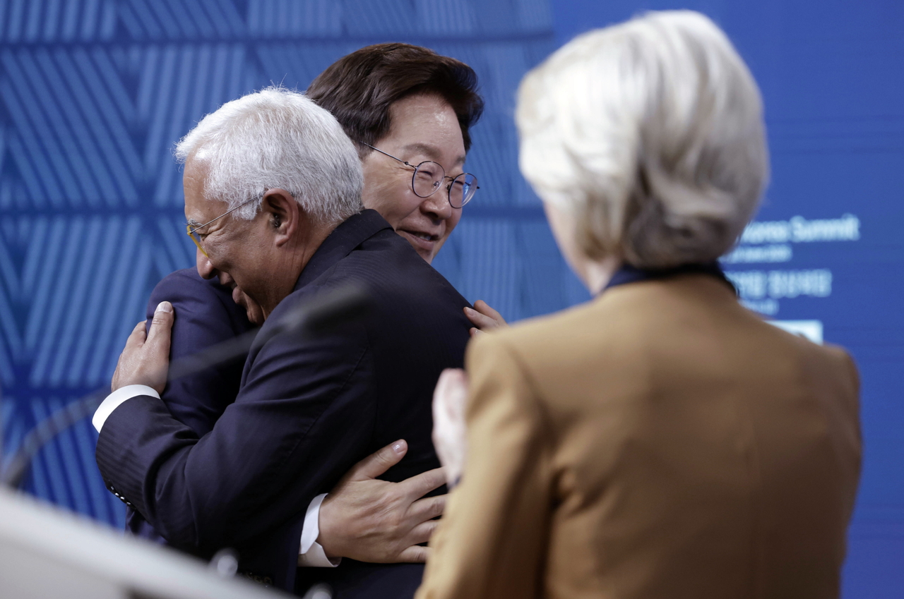 Lee Jae-myung, South Korea's president, is embraced by European Council President Antonio Costa following a joint press statement with Costa and European Commission President Ursula von der Leyen at the European Council headquarters in Brussels on Wednesday. (Yonhap)