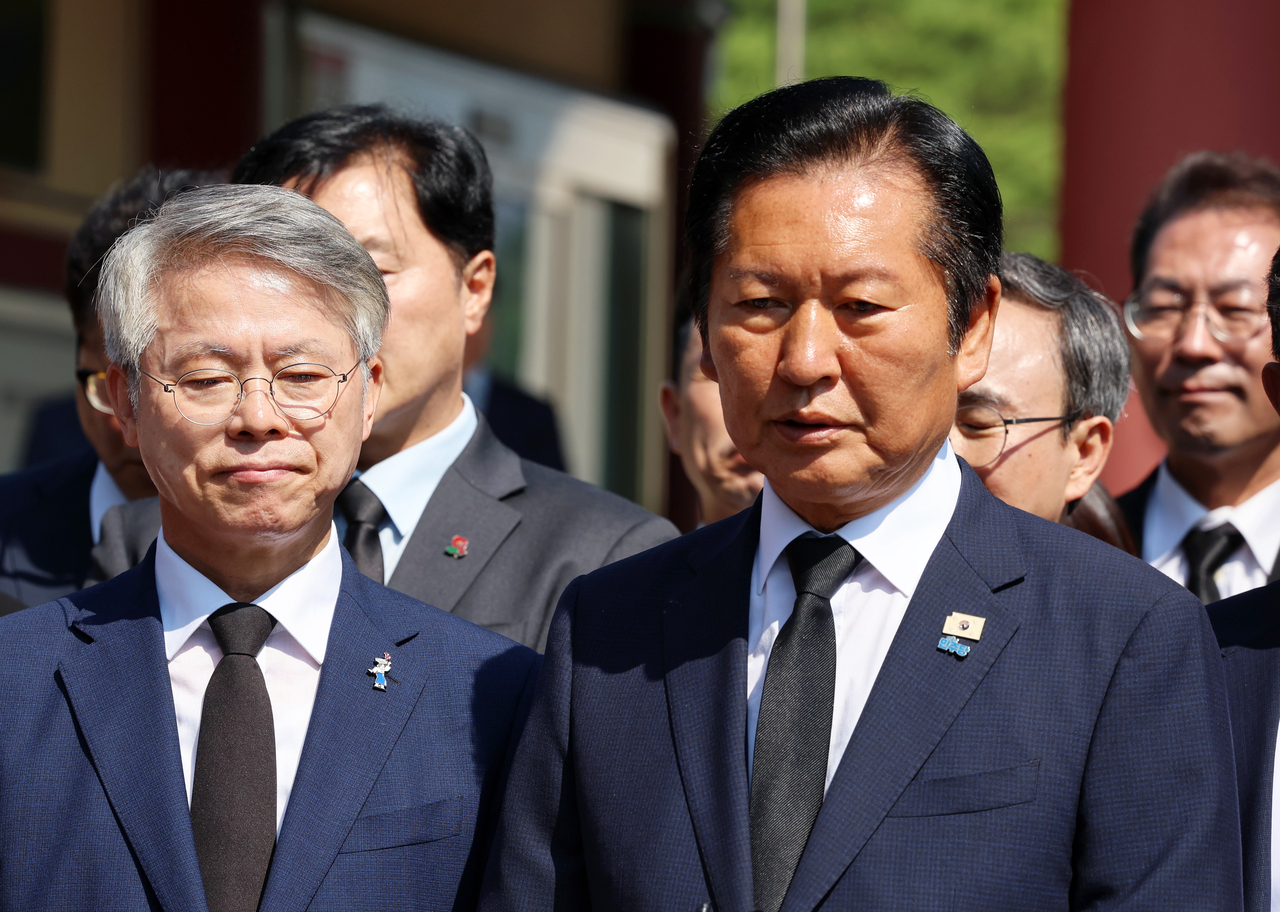 Democratic Party Chair Rep. Jung Chung-rae  (right) speaks after paying respects at the National May 18 Democratic Cemetery in Gwangju on Friday. (Yonhap)
