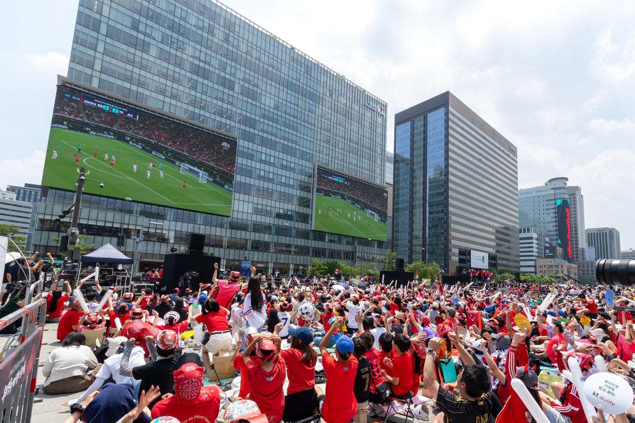 Spectators watch South Korea compete in the World Cup against the Czech Republic in front of the media wall at KT's Gwanghwamun West building in Seoul, Friday. (KT)