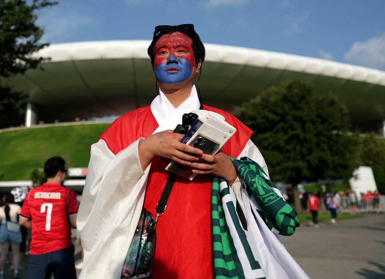 A South Korea fan outside the stadium before the Group A match between South Korea and Czechia at Estadio Guadalajara in Guadalajara, Mexico, on June 11 (Reuters–Yonhap)