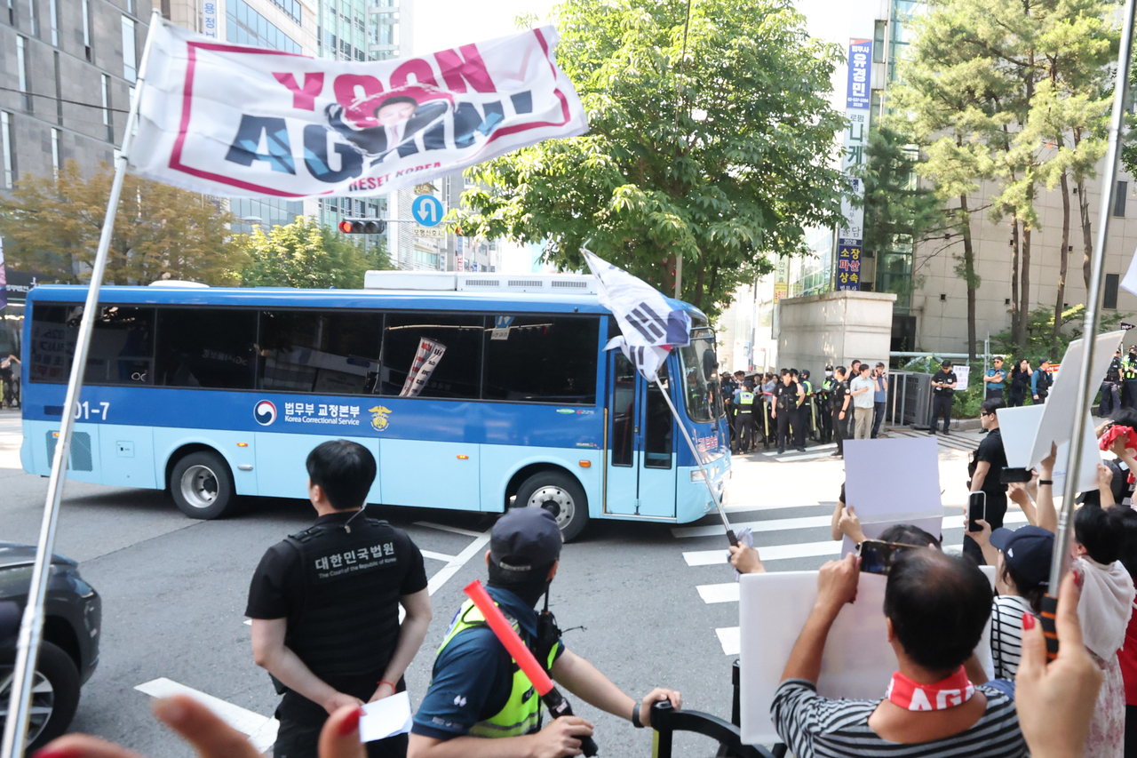 A prison transport vehicle carrying former President Yoon Suk Yeol enters the Seoul Central District Court in Seocho-gu, Seoul, Friday. (Yonhap)