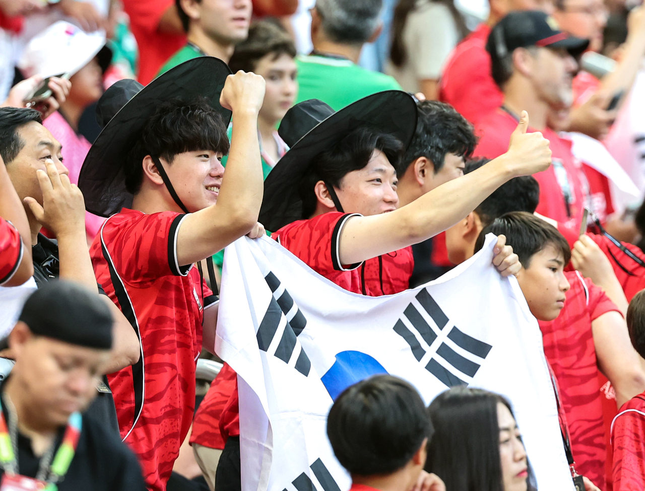 South Korea fans  hold the national flag at Estadio Guadalajara, where the Group A match between South Korea and Czechia takes place, in Guadalajara, Mexico, on June 11. (Reuters–Yonhap)