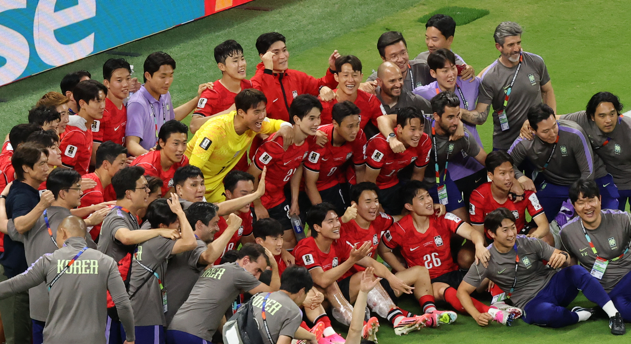 South Korea players and coaches pose for a photo after securing a 2-1 comeback victory over the Czech Republic in their Group A match at the 2026 FIFA World Cup at Estadio Guadalajara in Zapopan, Mexico, Thursday (local time). (Yonhap)