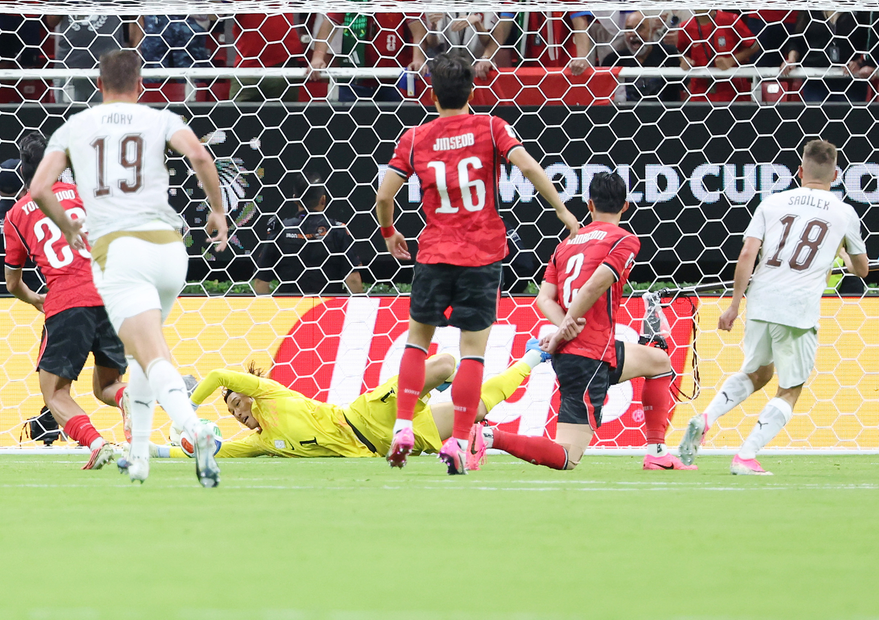 South Korea goalkeeper Kim Seung-gyu makes a save during the Group A match between South Korea and Czechia at the 2026 FIFA World Cup at Estadio Guadalajara in Zapopan, Mexico, Thursday (local time). (Yonhap)